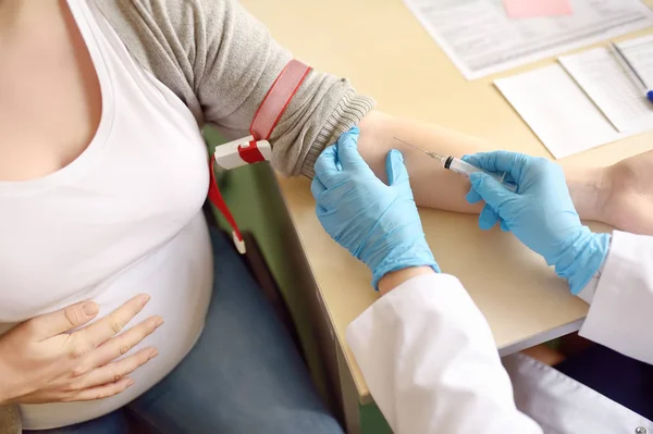 Médecin ou ambulancier fait l'analyse de sang à une femme enceinte. Assurance maladie maternité. Médecin de famille pour la gestation. Vaccination . — Photo