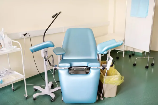 妇科病房与妇科椅子在诊所或医院 — 图库照片