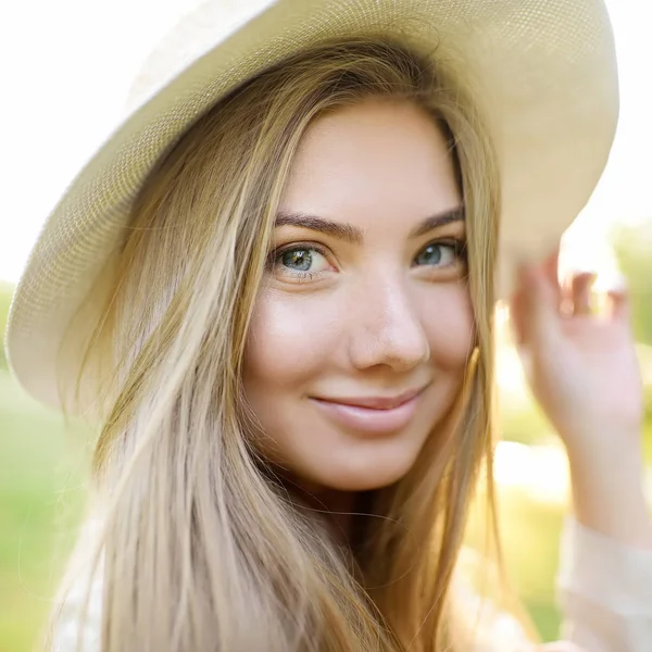 Ao ar livre retrato de deliciosa jovem mulher — Fotografia de Stock