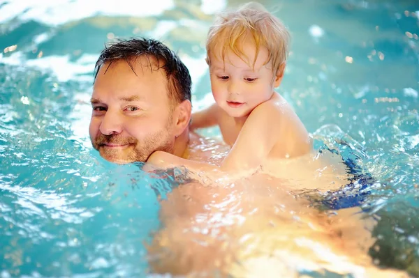 Felice bambino con suo padre in piscina — Foto Stock