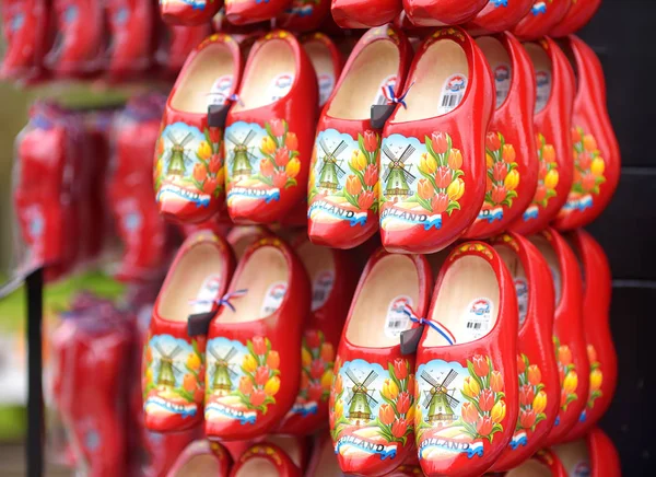 Keukenhof Lisse, The Netherlands - May, 2018: Traditional Holland wooden clogs for sale at a Dutch shop in the Garden of Europe — Stock Photo, Image