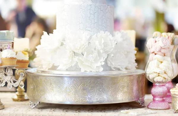 Traditional anniversary/wedding multi-layer cake. Beautiful delicious sweet dessert decorated with flowers — Stock Photo, Image