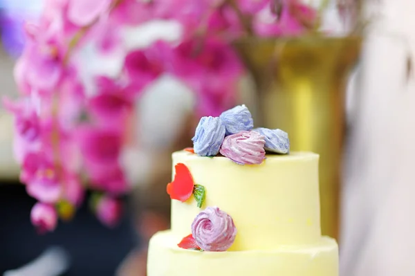 Traditional anniversary/wedding multi-layer cake. Beautiful delicious sweet dessert decorated with flowers — Stock Photo, Image