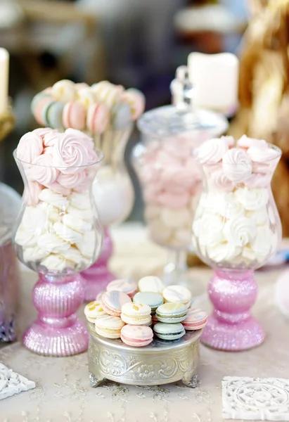 Traditional anniversary/wedding sweet table with macaroons. — Stock Photo, Image