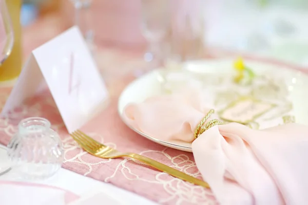 Tisch gedeckt für eine Eventparty oder einen Hochzeitsempfang — Stockfoto