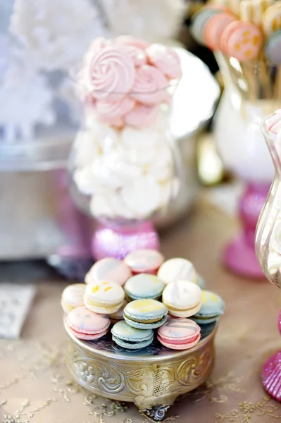 Traditional anniversary/wedding sweet table with macaroons. — Stock Photo, Image