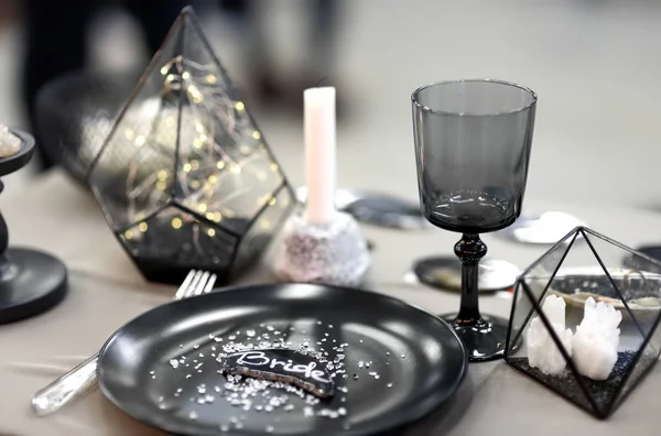 Стильний набір столу з чорним посудом та оригінальними свічками для весільного прийому — стокове фото
