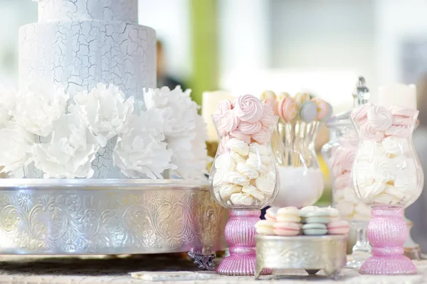 Gâteau traditionnel anniversaire / mariage multicouche décoré de fleurs. Et beau dessert sucré délicieux . — Photo