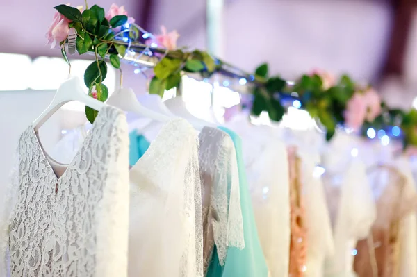 Néhány elegáns esküvő, koszorúslány, este, báli ruha, vagy Báli ruhák egy vállfán egy menyasszonyi üzletben. — Stock Fotó