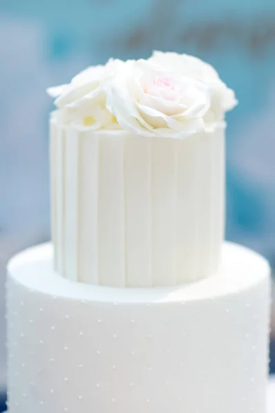 Geleneksel yıldönümü / düğün çok katmanlı pasta çiçeklerle dekore edilmiştir. Ve güzel lezzetli tatlı tatlı. — Stok fotoğraf