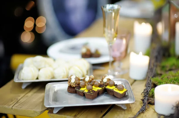 Conjunto de mesa para una fiesta o boda en estilo rústico o escandinavo. Juego de mesa de moda . — Foto de Stock