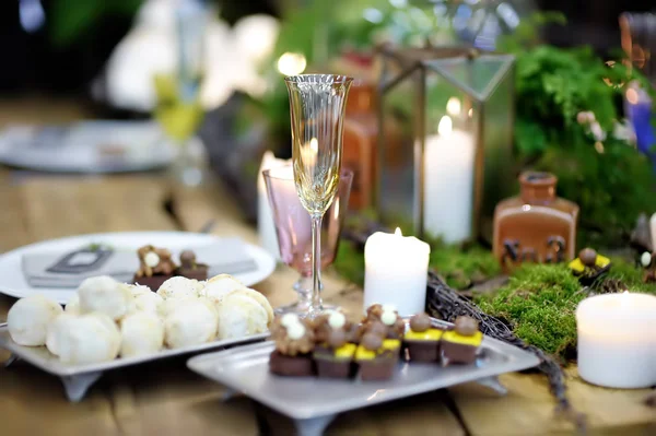 Bords uppsättning för en evenemangs fest eller bröllopsmottagning i rustik eller skandinavisk stil dekorerad mossa och ormbunke. Fashionabla bords uppsättning. — Stockfoto