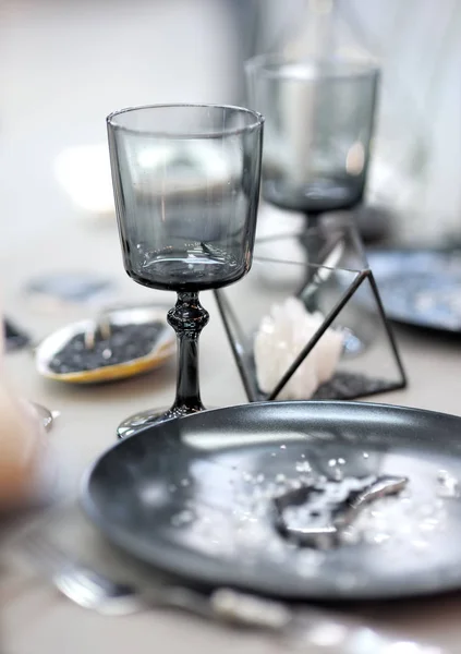 Стильный стол с черной посудой и оригинальными свечами для свадебного приема — стоковое фото