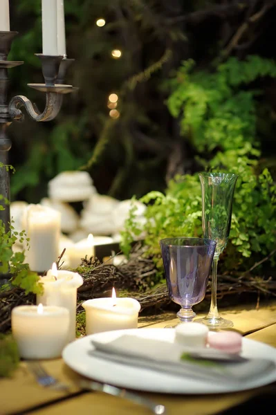 Conjunto de mesa para una fiesta de eventos o recepción de bodas en estilo rústico o escandinavo decorado musgo y helecho. Conjunto de mesa de moda . — Foto de Stock