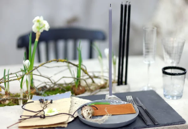 Conjunto de mesa para uma festa de evento ou recepção de casamento em estilo rústico ou escandinavo. Conjunto de mesa elegante . — Fotografia de Stock