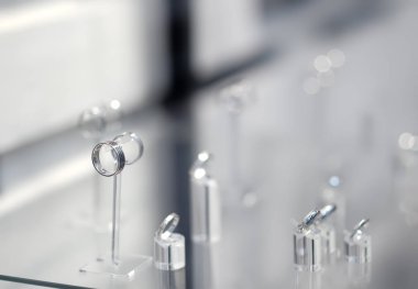 Lüks altın alyans kuyumcu dükkanında odak halkaları