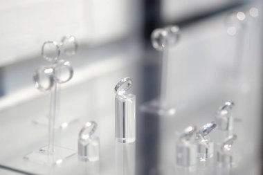 Lüks altın alyans kuyumcu dükkanında odak halkaları