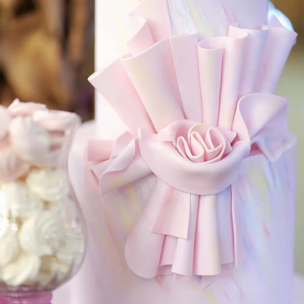 Delicioso casamento rosa ou bolo de aniversário decorado com arco — Fotografia de Stock