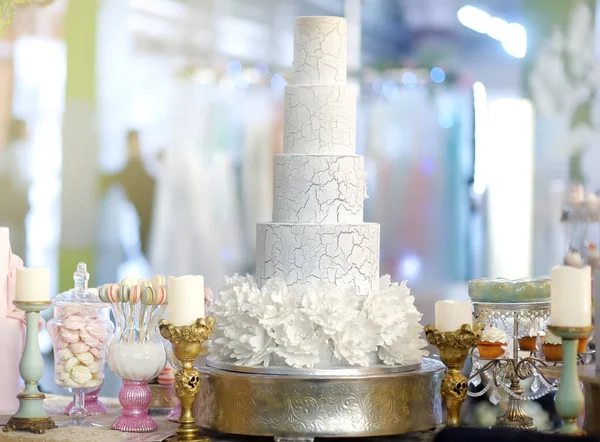 Παραδοσιακή επέτειος/γαμήλια τούρτα πολλαπλών στρώσεων. Όμορφο νόστιμο γλυκό επιδόρπιο διακοσμημένο με λουλούδια. Κομψό τραπέζι με γλυκά. — Φωτογραφία Αρχείου
