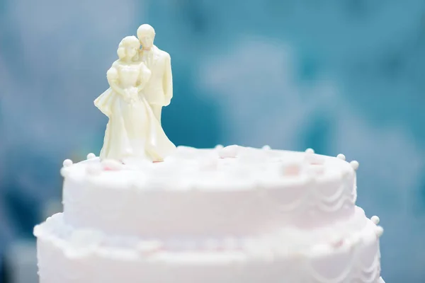 Красивый свадебный торт с фигурками из белого шоколада сверху — стоковое фото
