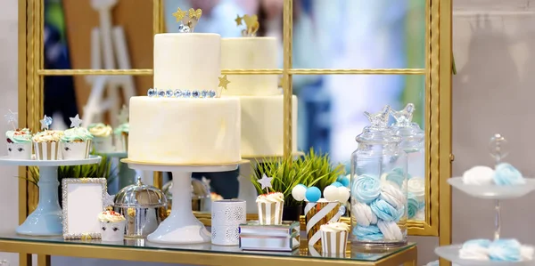 Traditionelle mehrschichtige Hochzeitstorte und köstliches süßes Dessert in blau-weißen Tönen - Cupcakes, Marshmallow, Vanille Cake Pops. stilvoller Sweet Table. — Stockfoto