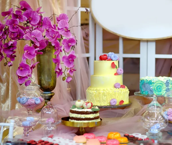 Traditionella jubileum/bröllop flera skikt kakor. Vacker läcker söt dessert dekorerad med blommor. Snyggt sött bord. — Stockfoto