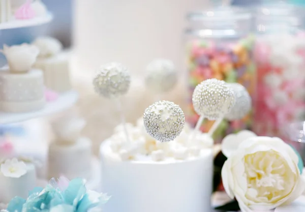 Verjaardag/bruiloft heerlijke zoete dessert-cupcakes, Marshmallow, vanille cake Pops. Stijlvolle zoete tafel. — Stockfoto