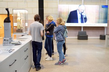 Moskova, Rusya - 24 Mayıs 2019: Vdnh sergisinde Space pavyonunda sergileyen rehberli turist grubu.