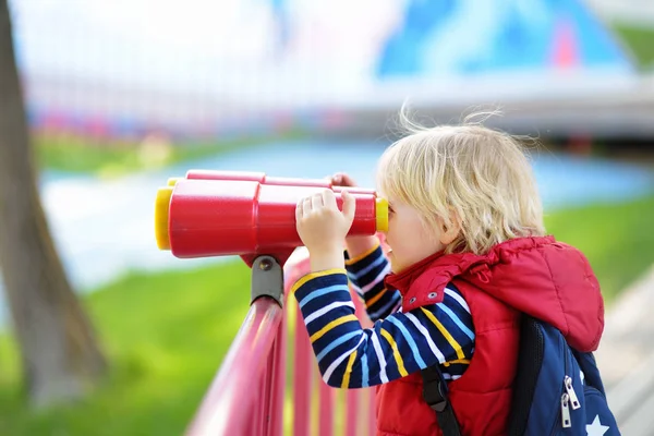 Cute Little blond kaukaski chłopiec, dziecko lub dziecka patrząc przez lornetki na placu zabaw na zewnątrz — Zdjęcie stockowe