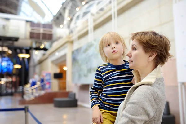 Petit garçon et femme à la recherche d'une exposition dans un musée scientifique — Photo