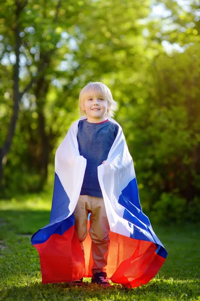 Portret Cute Little Boy w publicznym parku letnim z rosyjskiej flagi na tle. Fani dzieci wspierają i kibicują swojej drużynie narodowej. Dzień Niepodległości. — Zdjęcie stockowe