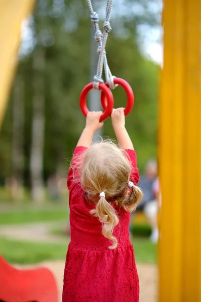 Niña divirtiéndose en el patio al aire libre. Verano de ocio deportivo activo para los niños. Jardín de infantes o patio de la escuela. Actividad infantil — Foto de Stock