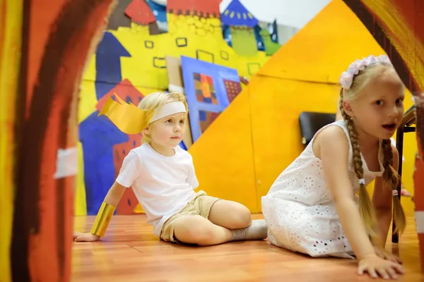 Москва, Росія-25 травня, 2019: маленькі дітки веселяться на драматичному класі або театральну студію. Діти грають грецькі герої. — стокове фото