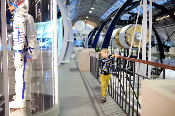 Moscou, Rússia - 24 de maio de 2019: Menino olhando exibe uma exposição no pavilhão do Espaço na exposição VDNH . — Fotografia de Stock