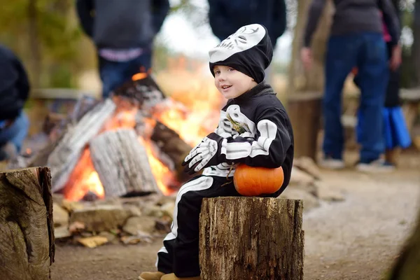 Chlapeček v strašidelných kostýmech na Halloweenskou oslavu v lese. — Stock fotografie