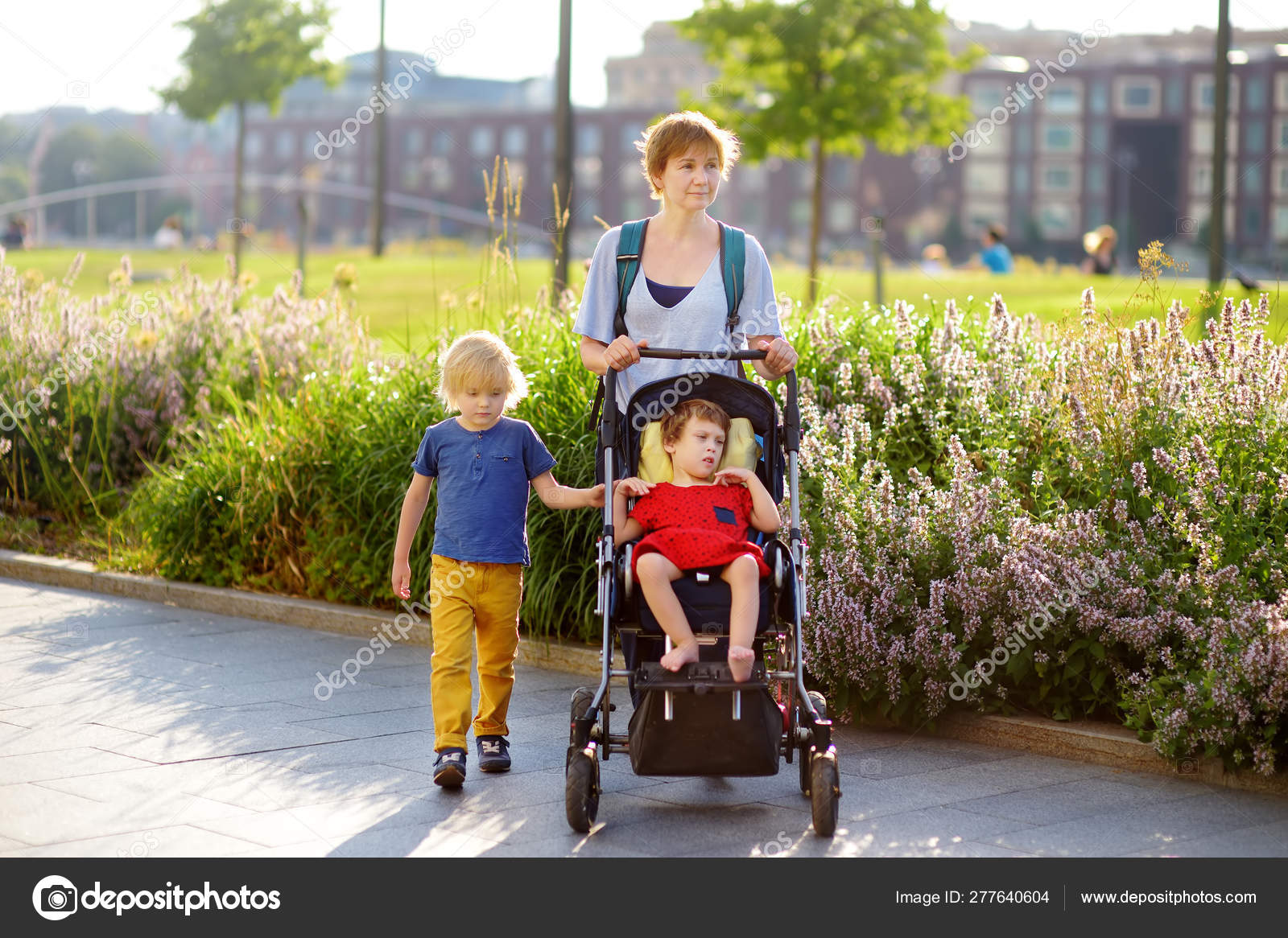 Воспитание детей инвалидов в семье. Родители и дети. Дети инвалиды на прогулке. Дети инвалиды. Дети с овз.