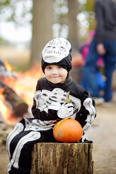 Niño en traje de esqueleto de miedo en la fiesta de celebraciones de Halloween en el bosque . — Foto de Stock