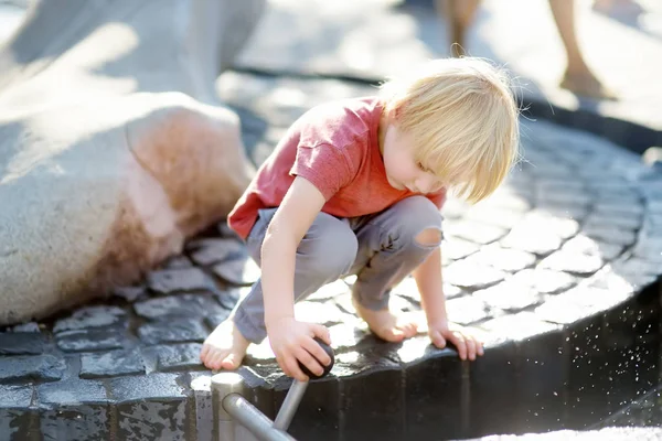 Mały chłopiec zabawy na zewnątrz plac zabaw dla publicznego parku w słoneczny letni dzień. — Zdjęcie stockowe