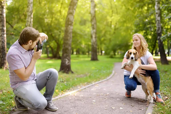 Jovem tomar um tiro mulher bonita com cão no ensolarado parque de verão. Data ou caminhada . — Fotografia de Stock