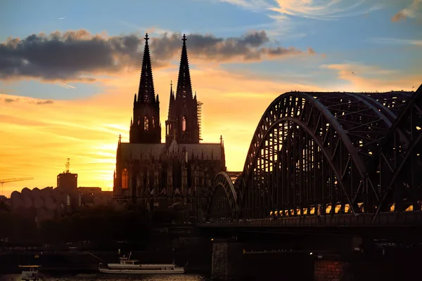 Köln Katedrali ve Hohenzollern Köprüsü'nde muhteşem gün batımı manzarası, Almanya — Stok fotoğraf