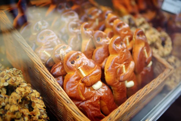 Grappige broodjes in de vorm van man te koop in bakkerij — Stockfoto