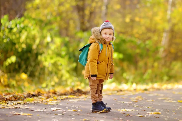 Gioioso bambino pronto per il suo primo giorno all'asilo o all'asilo dopo le vacanze estive — Foto Stock