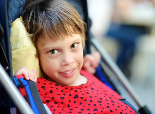 Porträtt av en söt liten handikappad flicka i en rullstol. Barn cerebral pares. Införandet. — Stockfoto