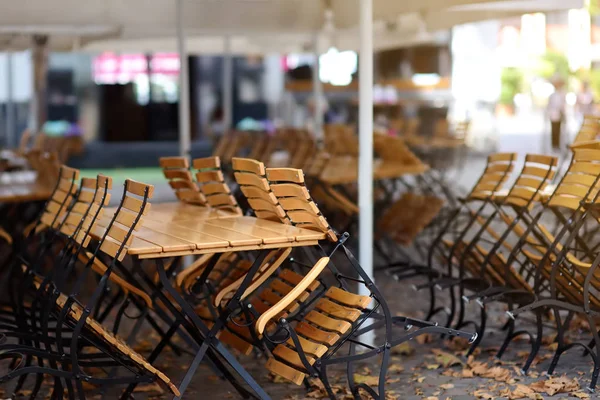 Café vacío al aire libre en el casco antiguo de Colonia, Alemania —  Fotos de Stock