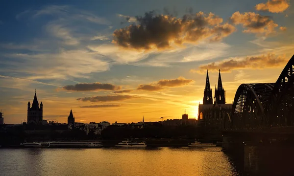 Geweldig uitzicht op de zonsondergang op de Dom van Keulen en de Hohenzollern brug in koel, Duitsland — Stockfoto