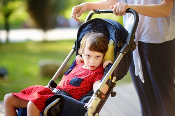 Yazlık parkta tekerlekli sandalyede engelli kız ile kadın yürüyüş. — Stok fotoğraf