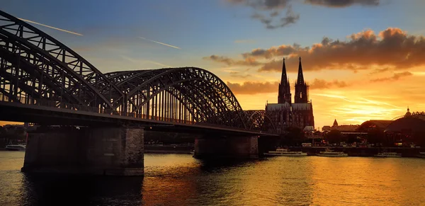 Geweldig uitzicht op de zonsondergang op de Dom van Keulen en de Hohenzollern brug in koel, Duitsland — Stockfoto