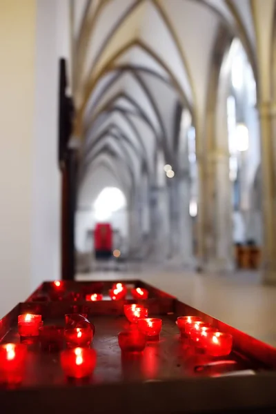 Close-up foto de velas da igreja em lustres transparentes vermelhos — Fotografia de Stock