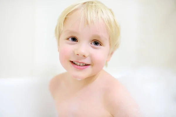 Lindo niño tomando una espuma burbuja baño vista desde arriba . — Foto de Stock