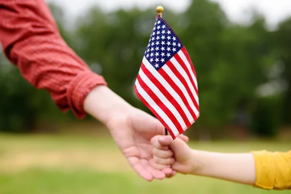 미국 국기를 들고 있는 젊은 여성과 어린 아이. 독립기념일 컨셉. — 스톡 사진